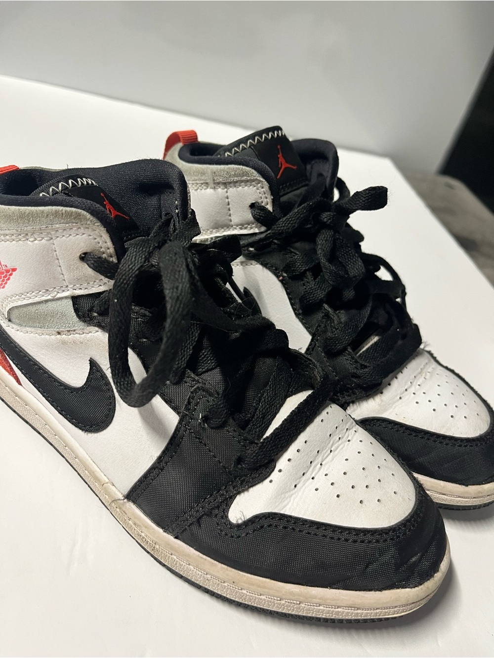 Nike Air Jordan 1 Mid SE 'Red Black Toe' sneakers - Picture 2 of 10